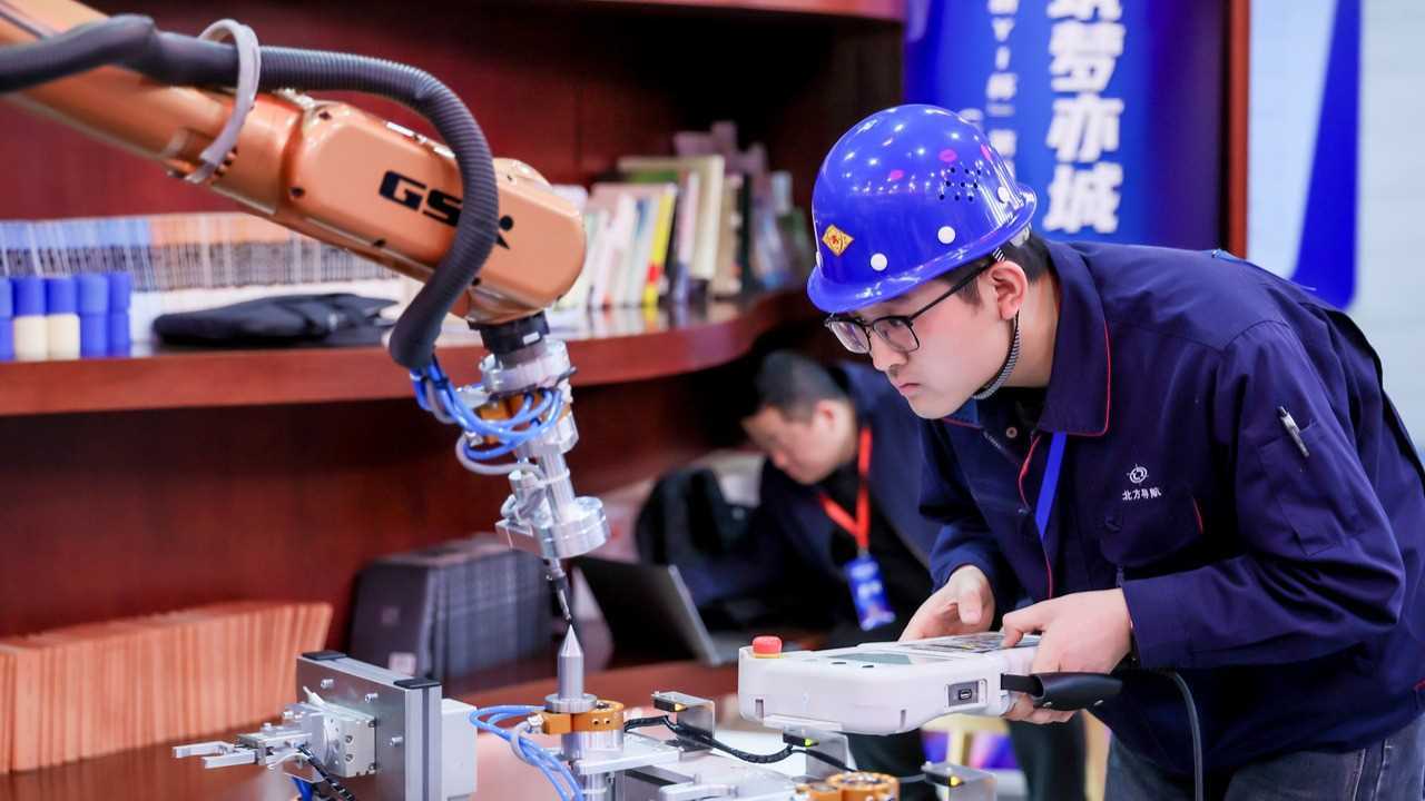 20260412055627-69db340bb04fe.jpg 北京经开区举办工业机器人系统运维员竞赛