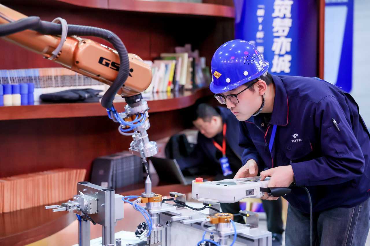 20260412055628-69db340c26847.jpg 北京经开区举办工业机器人系统运维员竞赛
