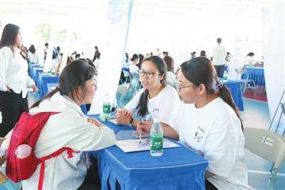 20260412055723-69db3443158cd.jpg 三亚学院法学院秋季专场招聘会举办 80余家企业携千余岗位“线上+线下”揽才