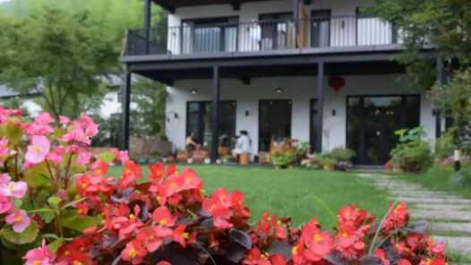 20260412060303-69db35972989e.jpg 民宿管家评上“高级工” 乡村旅游转向“专业化”