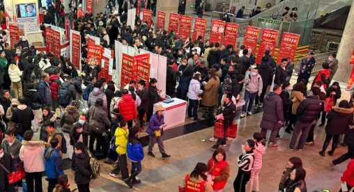 20260412061046-69db37666a2a4.jpg 春运进行时丨高铁站里的招聘会