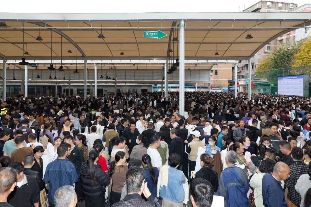 20260412061114-69db3782b00a8.jpg 打工新鲜事儿|日薪五六百元还招不到人,广州制衣村何以创造“薪”高度?