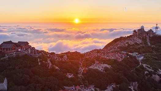 20260414095505-69de0ef9e5b99.jpg 名山景区里的“陪爬师”:在旅游新需求中找到新赛道