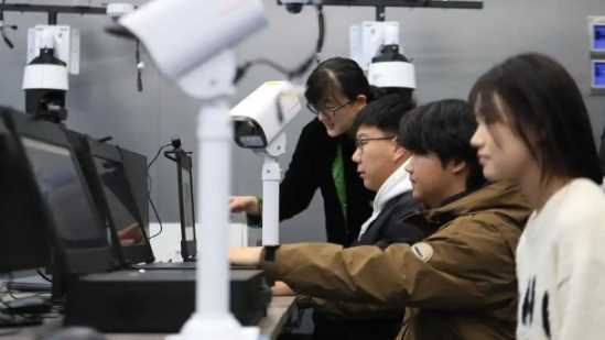 20260414095706-69de0f72543ab.jpg 陕西组建首批重点产业链高级职称评委会