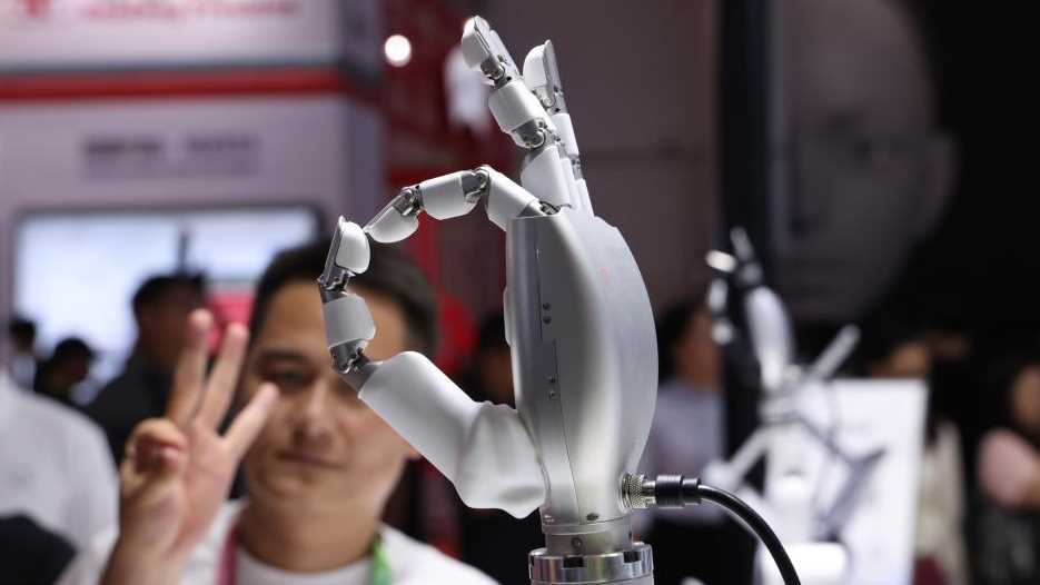 20260414095718-69de0f7eeafc5.jpg “人机协作”新岗位密集涌现 AI激活就业市场新动能