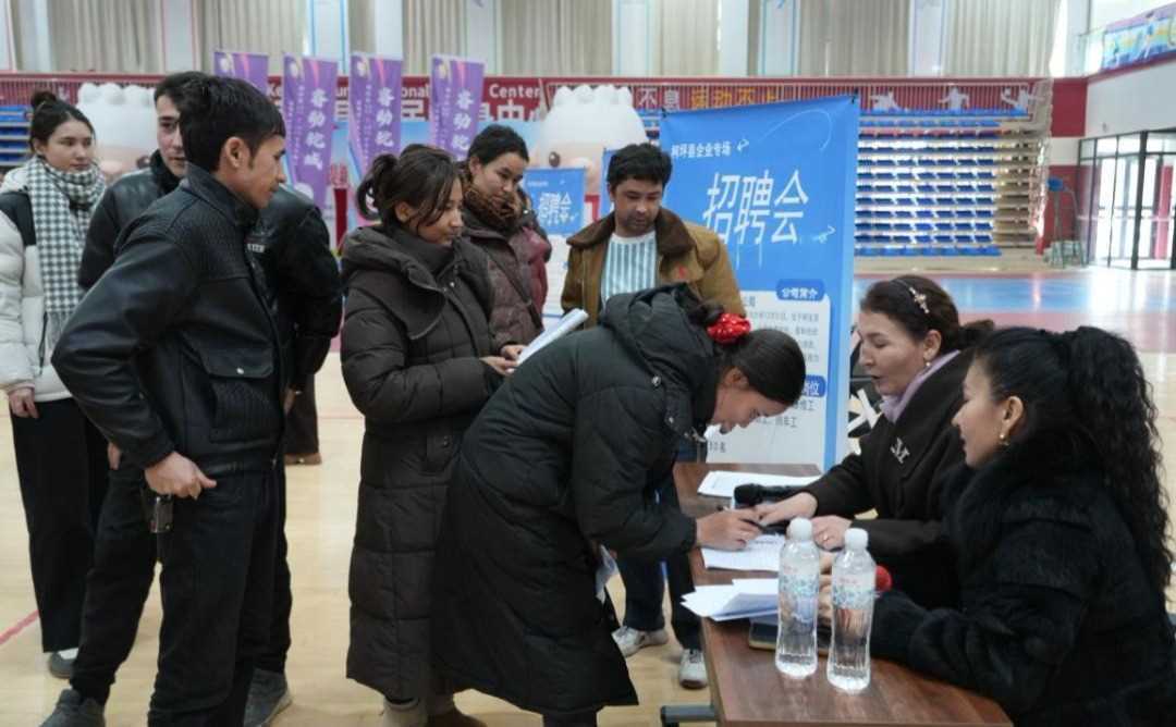 20260414095732-69de0f8cbd869.jpg 新疆阿克苏纺织服装产业巡回招聘会举行