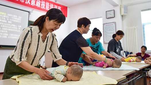 20260414095842-69de0fd235699.jpg “线上学习+线下实操” 天津市河西区百人拿到“保育师”“电工”证书