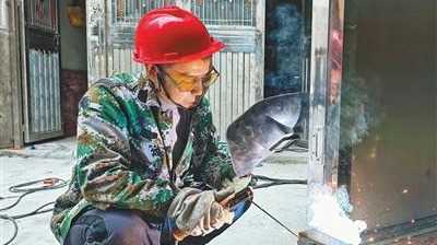 20260414100013-69de102d44fe1.jpg 关心困难群众生产生活|一次技能培训,让脱贫户老黎增收有底