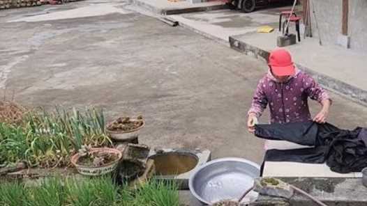 20260414100333-69de10f50c100.jpg 村民争当“转转工” “转”出山村新活力