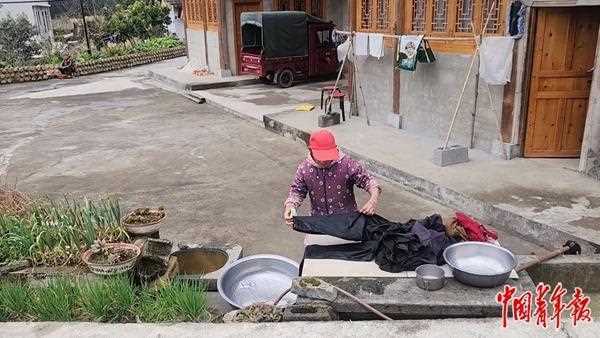 20260414100333-69de10f519e36.jpg 村民争当“转转工” “转”出山村新活力