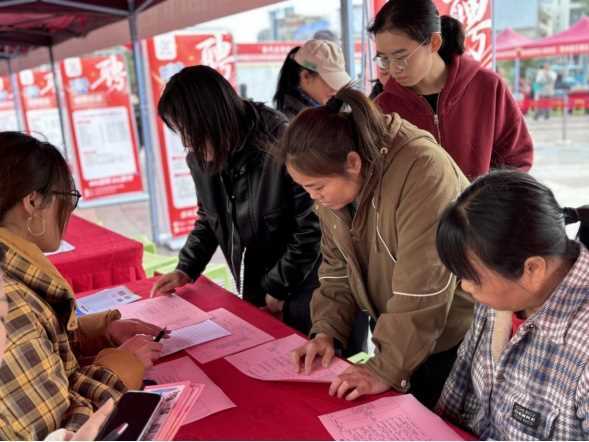 20260414100414-69de111e30a75.jpg 广西象州县举办2026年春风行动暨就业援助季专场招聘活动