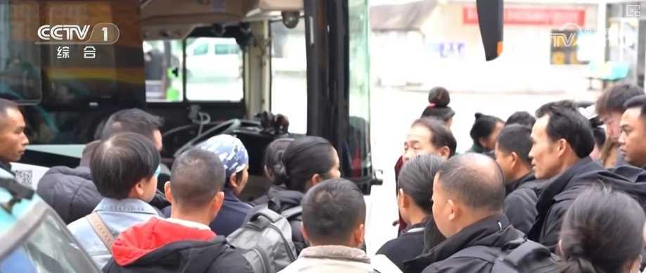 20260414100659-69de11c3855a1.jpg 稳岗就业惠民生 暖心举措助力务工人员从“家门口”直达“厂门口”