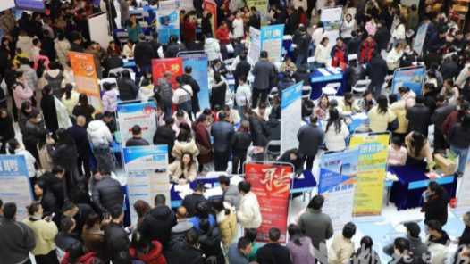 20260414100801-69de1201ecf0f.jpg 湖北武汉长江新区把招聘会开到商圈