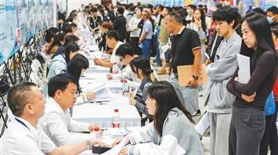 20260414100840-69de1228eff57.jpg 海南省2026年春节返乡人才对接会举行