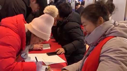 20260414100907-69de1243eb457.jpg 视频丨线上线下送岗位 供需对接更精准!各地“春风行动”促就业