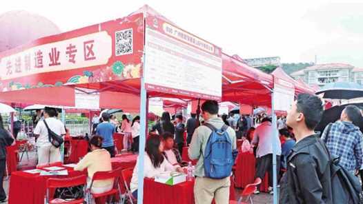 20260414100910-69de124678cd6.jpg 逾万岗位送到“家门口”