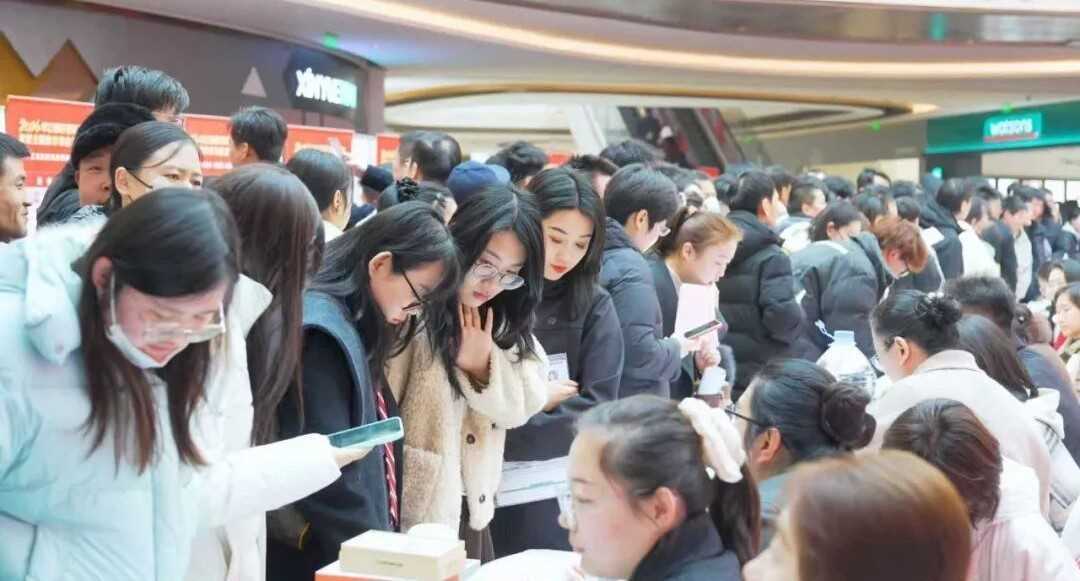 20260414100913-69de12493c3e8.jpg “消费+就业”“点对点”推送信息……日照市这场招聘会亮点多