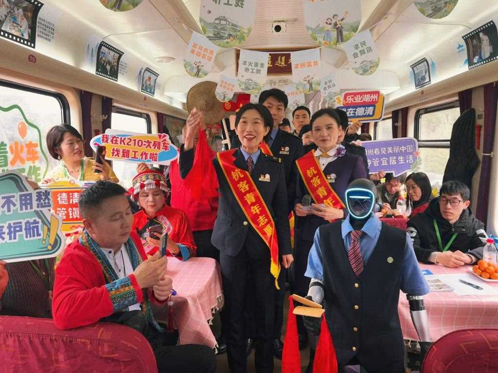 20260414101002-69de127a0f112.jpg 开向春天的“招聘列车”