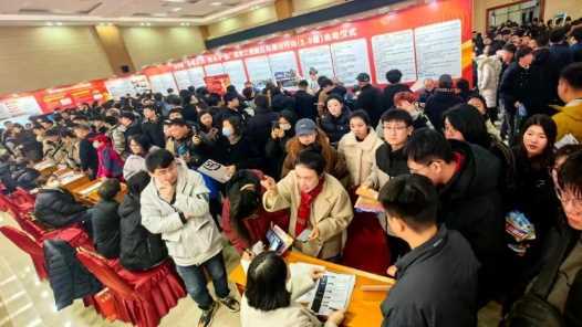20260414101040-69de12a0427cb.jpg 就业春风暖意浓——辽宁节后首场大型招聘会见闻