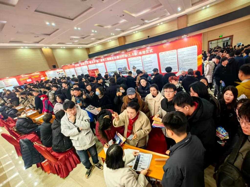 20260414101040-69de12a05042f.jpg 就业春风暖意浓——辽宁节后首场大型招聘会见闻