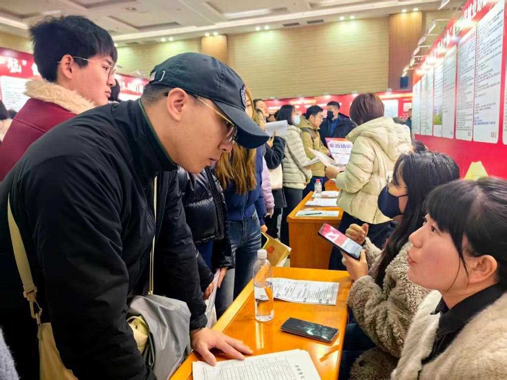 20260414101040-69de12a087344.jpg 就业春风暖意浓——辽宁节后首场大型招聘会见闻