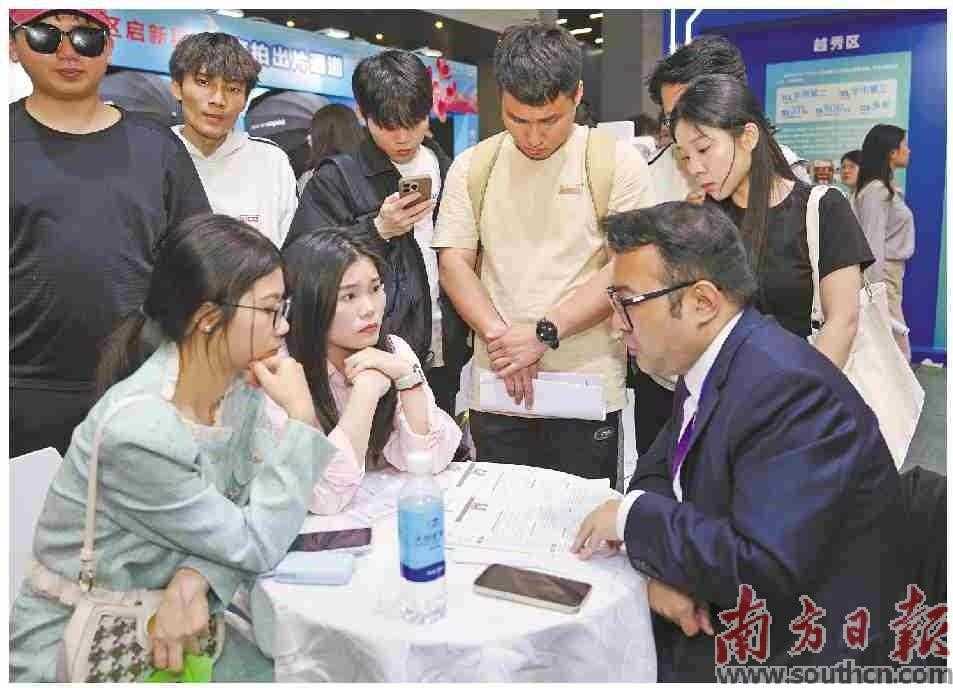 20260414101137-69de12d949bf4.jpg “百万英才汇南粤”2026年春季大型综合招聘会在广交会展馆举行