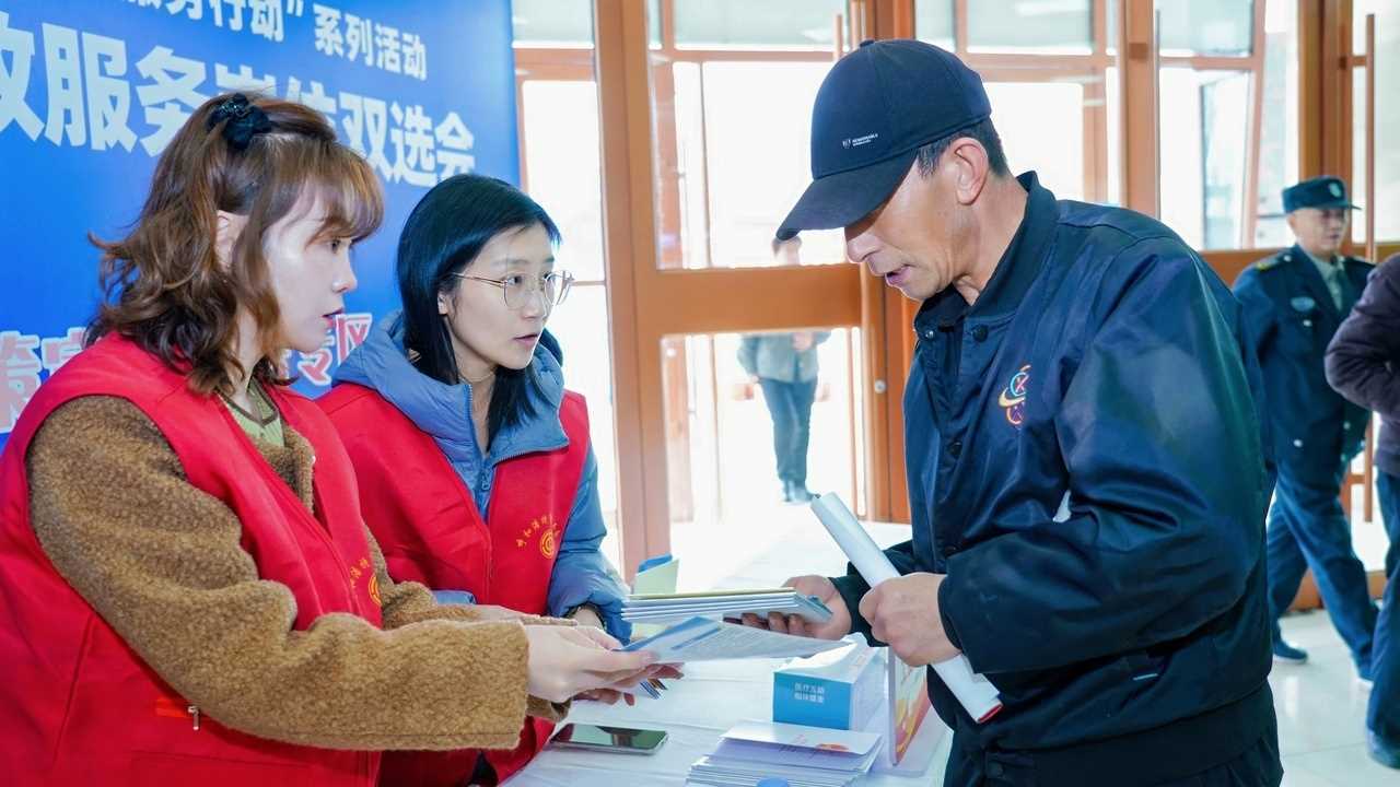 20260414101153-69de12e96cf1f.jpg 内蒙古举办农民工、零工与家政服务岗位双选会