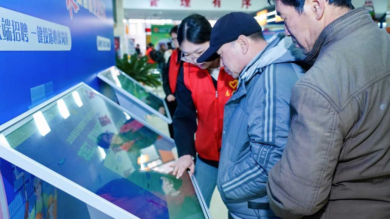 20260414101153-69de12e993954.jpg 内蒙古举办农民工、零工与家政服务岗位双选会