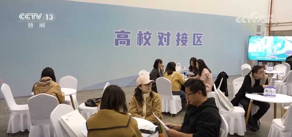 20260414101252-69de1324c521c.jpg 租房补贴、秒速审批 政策“组合拳”促进高校毕业生高质量充分就业