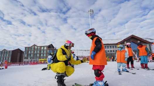 新春走基层·致敬奋斗者丨滑雪场里，农民借雪生金网赚项目-副业赚钱-互联网创业-资源整合青创网