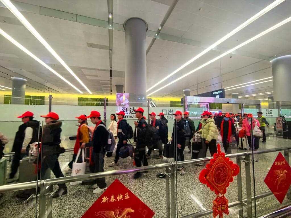 上海：包机包列包车护航就业路，首批“点对点”务工人员返岗