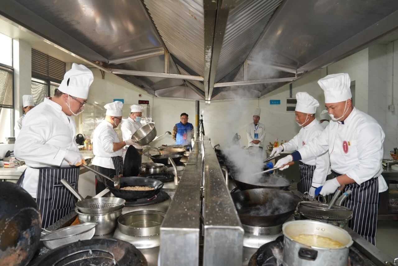 首届襄阳牛肉面制作师职业技能大赛举办