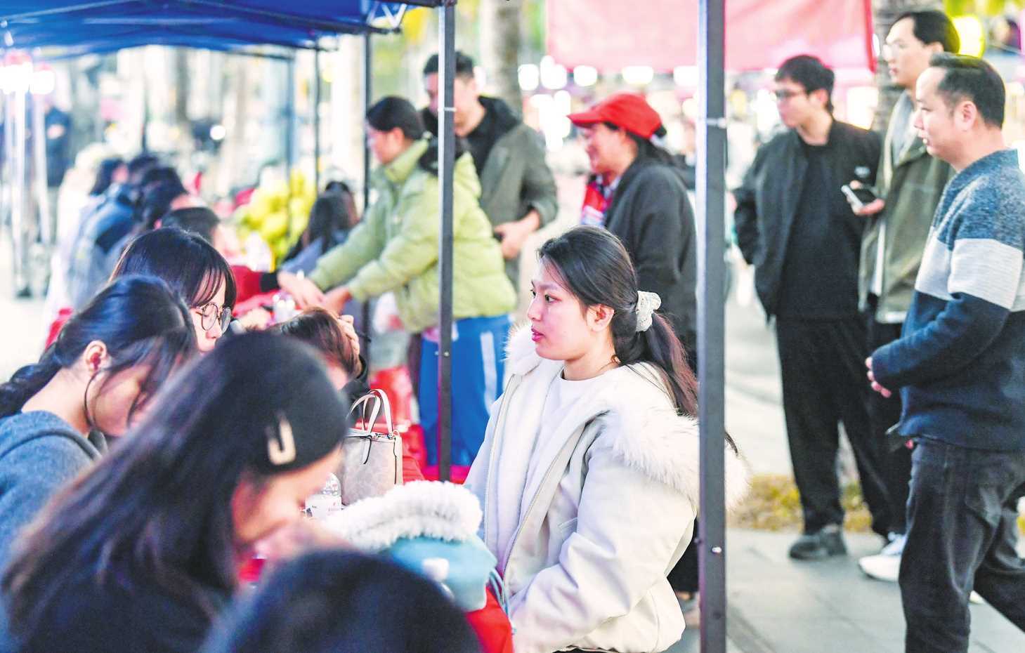 海南海口2场高校毕业生就业服务专项行动招聘会举办