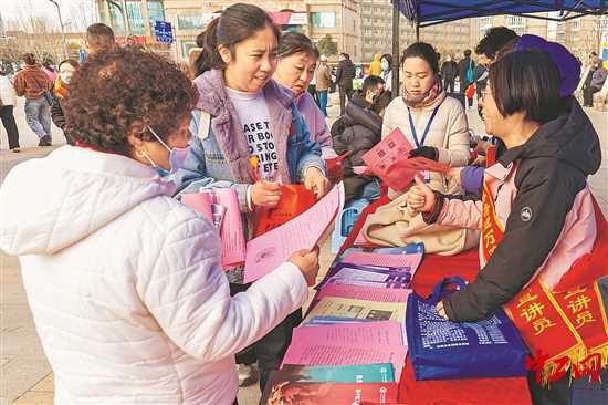 招聘会上的“社保课堂”