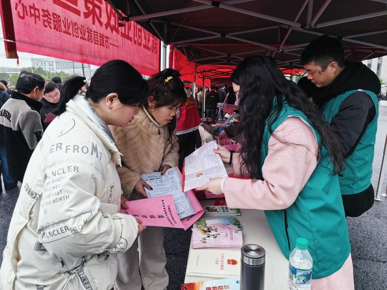 江西省万载县总工会“工会帮就业”专场招聘会举办