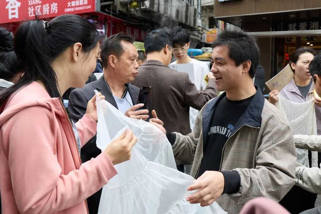 打工新鲜事儿｜日薪五六百元还招不到人，广州制衣村何以创造“薪”高度？